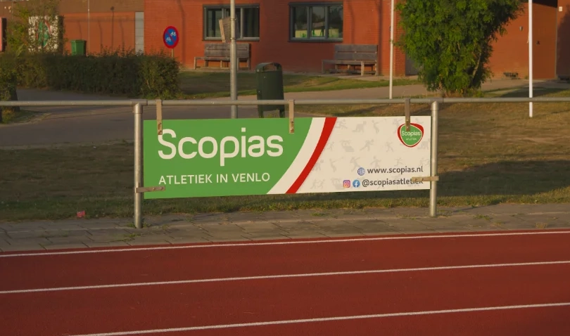 Voorbeeld van reclameontwerp op billboard en spandoek